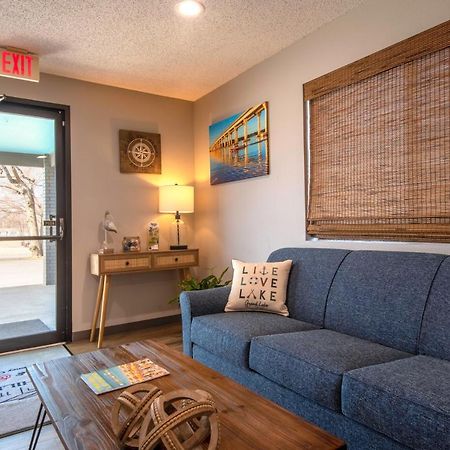 Hilltop Inn & Suites Grove Екстериор снимка