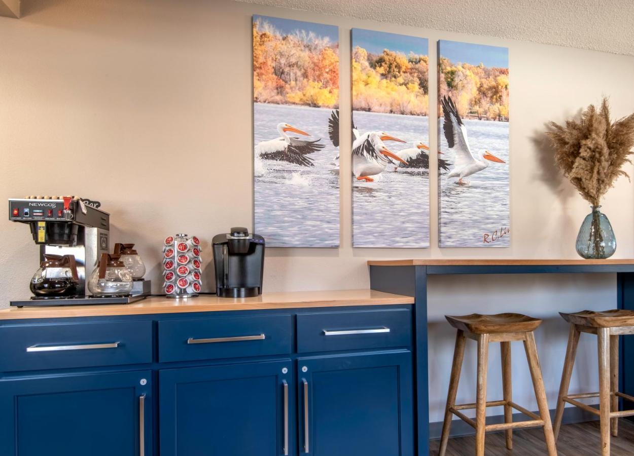 Hilltop Inn & Suites Grove Екстериор снимка