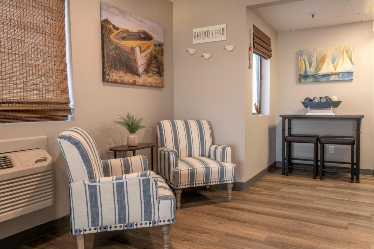 Hilltop Inn & Suites Grove Екстериор снимка