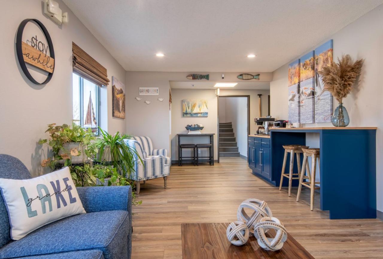 Hilltop Inn & Suites Grove Екстериор снимка