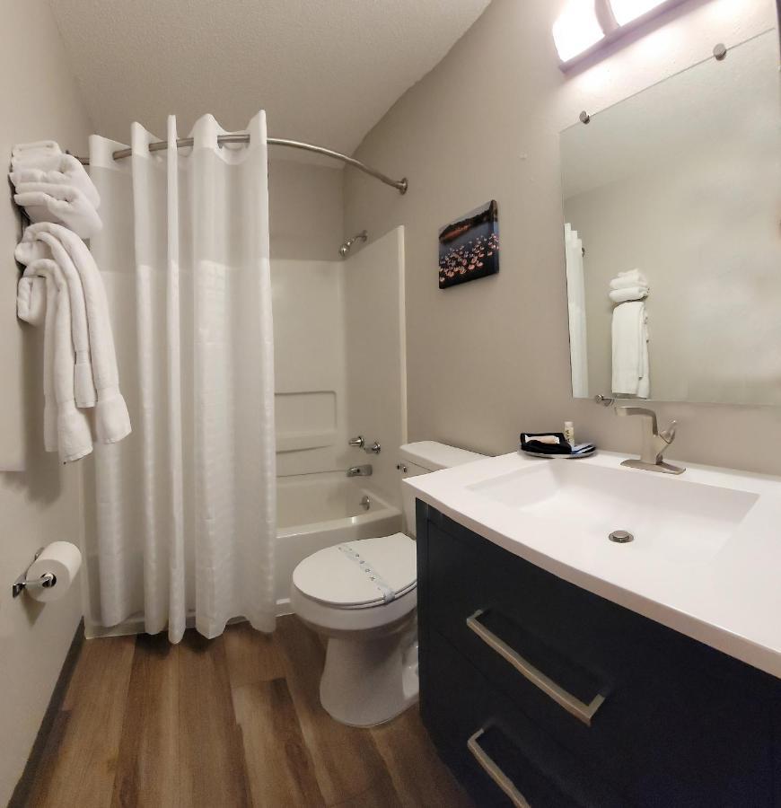 Hilltop Inn & Suites Grove Екстериор снимка