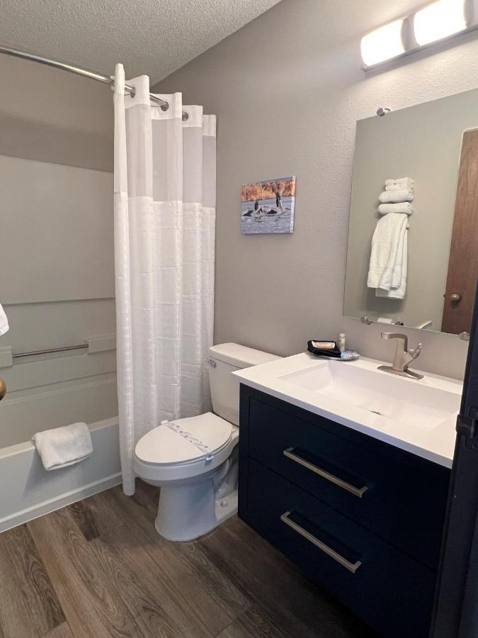 Hilltop Inn & Suites Grove Екстериор снимка