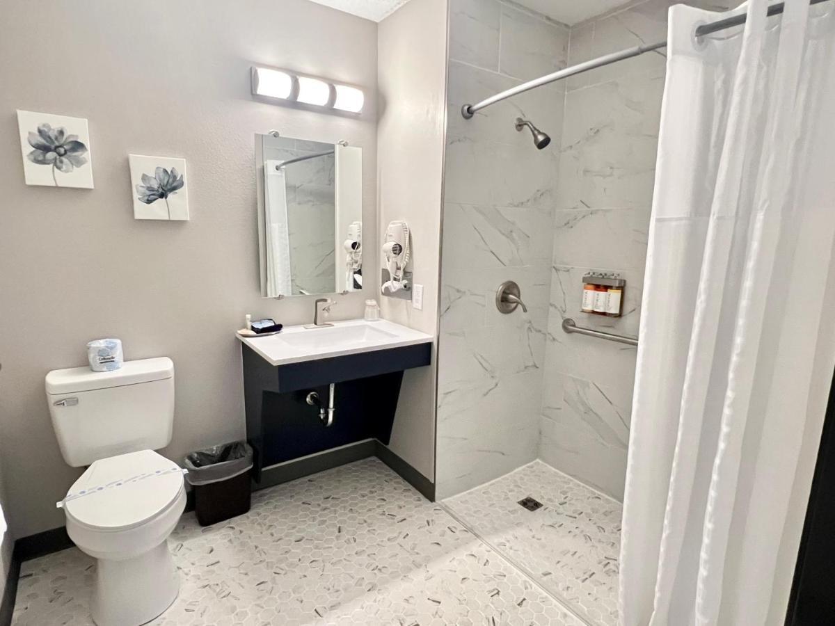 Hilltop Inn & Suites Grove Екстериор снимка
