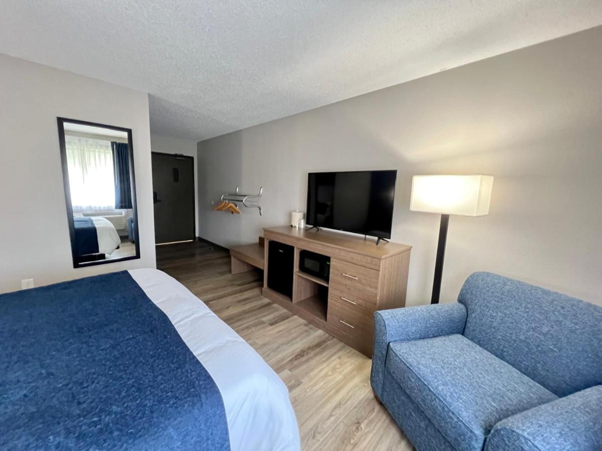 Hilltop Inn & Suites Grove Екстериор снимка